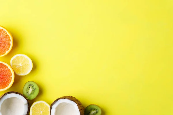 Zomer samenstelling met tropische vruchten, vakantie — Stockfoto