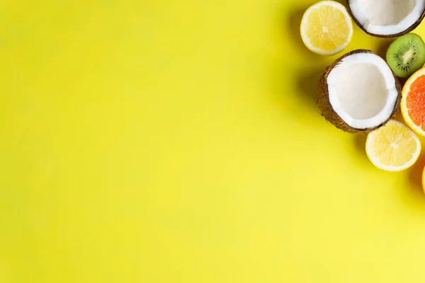 Composición de verano con frutas tropicales, vacaciones — Foto de Stock