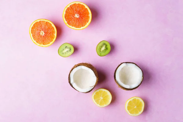 Composición de verano con frutas exóticas, vacaciones — Foto de Stock