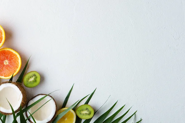 Composición de verano con frutas tropicales, vacaciones — Foto de Stock