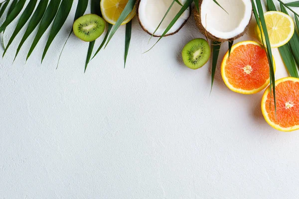 Composición de verano con frutas tropicales, vacaciones — Foto de Stock