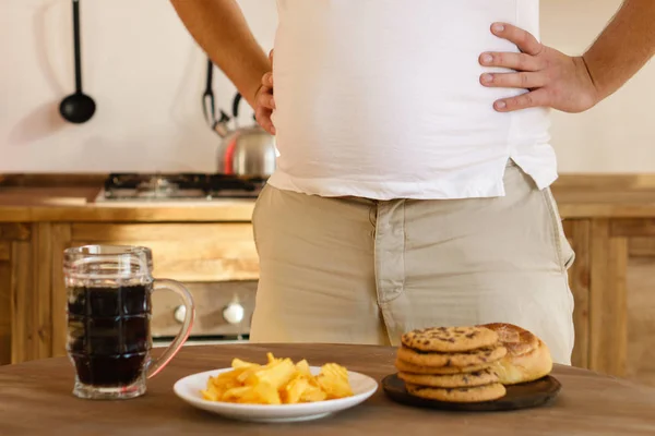 L'uomo obeso che combatte la tentazione di mangiare cibo spazzatura — Foto Stock