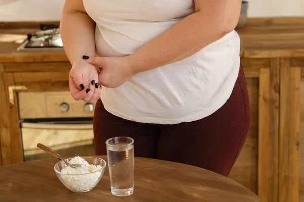 Obese woman measuring pulse. unhealthy lifestyle — Stock Photo, Image