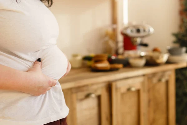 Donne in sovrappeso mani toccando il grasso della pancia — Foto Stock