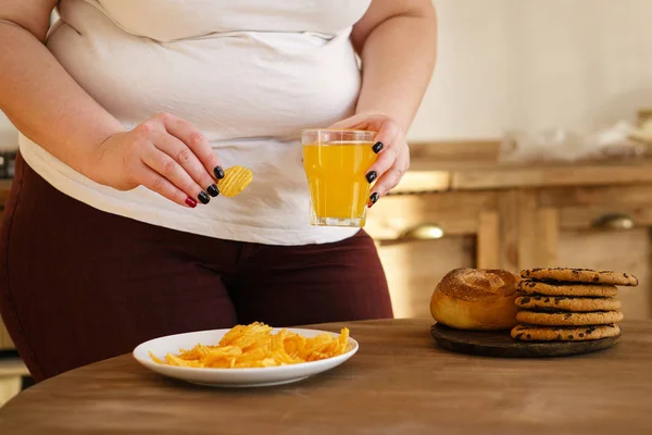 Sovrappeso donna mangiare cibi zuccherati bere soda — Foto Stock