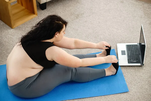 Wanita kelebihan berat badan melakukan latihan yoga peregangan — Stok Foto