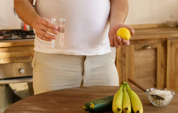 Overgewicht man voor het kiezen van gezonde voeding en water — Stockfoto
