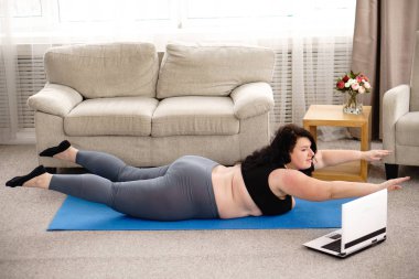 kilolu kadın hyperextension egzersiz gerçekleştirir
