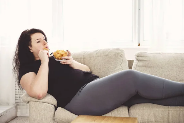 Gruba kobieta przejadanie fast foodów. do siedzącego trybu życia — Zdjęcie stockowe