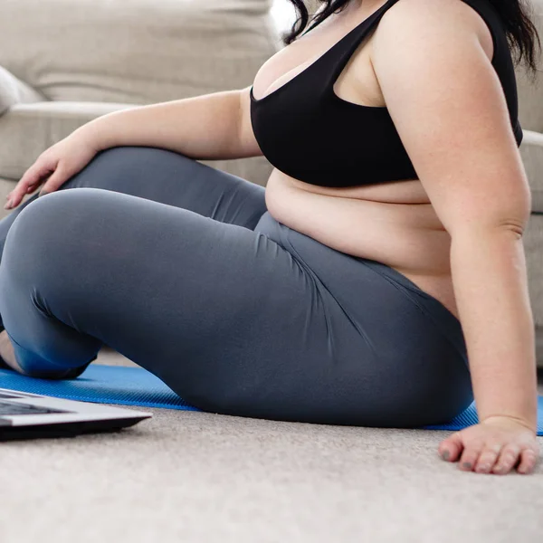 Túlsúlyos nő pihenés után jóga edzés otthon — Stock Fotó