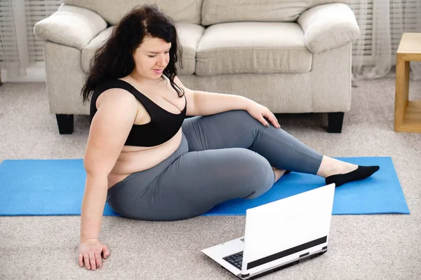 kilolu kadın dinlendikten sonra yoga egzersiz evde