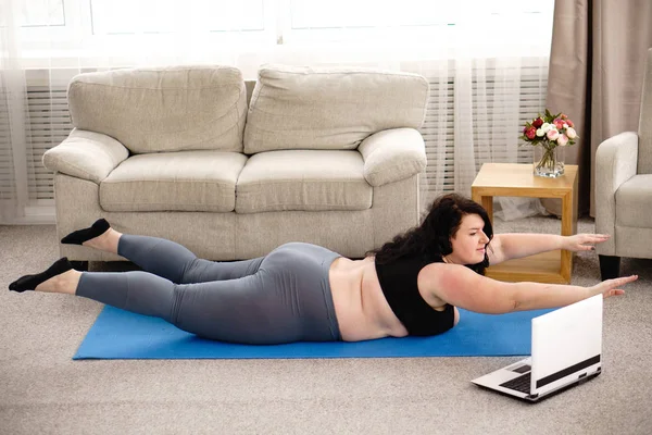 Donna in sovrappeso esegue esercizio di iperestensione — Foto Stock
