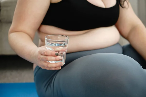 Mujer con sobrepeso descansa durante el entrenamiento de yoga en casa — Foto de Stock