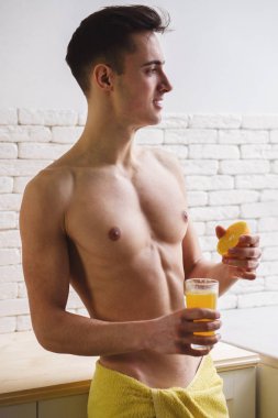 sağlıklı bir yaşam tarzı. portakal suyu içme adam uygun