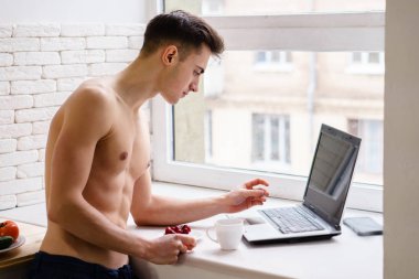 kahve çalışma üstünde laptop içme sportif adam blogger