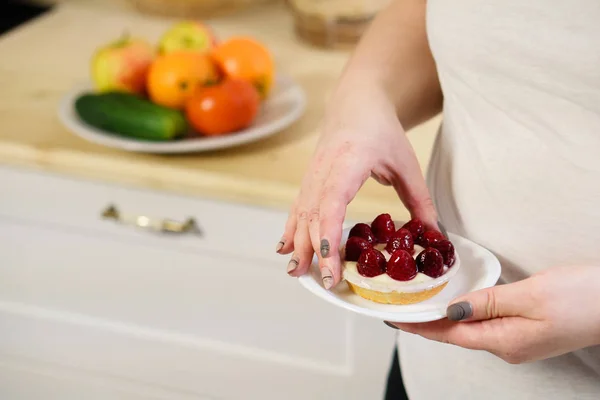 Overweight woman fed up with diets eating a cake — Stock Photo, Image