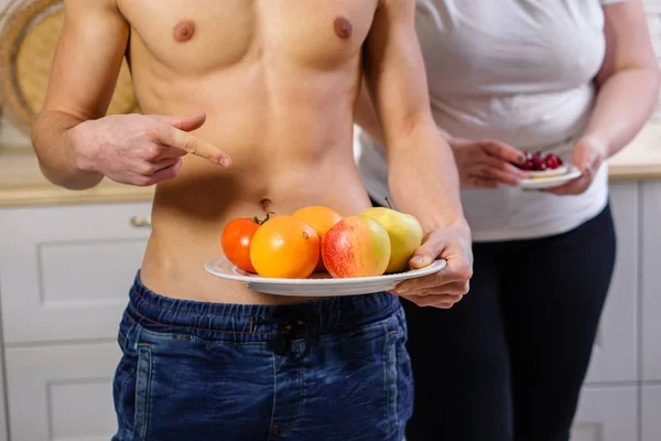 Lucha contra la dieta, decisión, opciones de nutrición personas —  Fotos de Stock