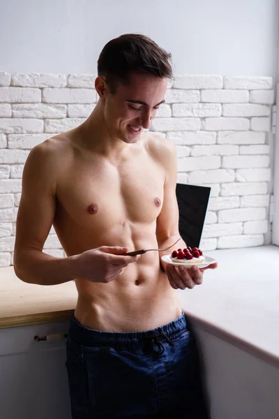 Jendela metabolisme, makanan curang, pria fit makan kue — Stok Foto