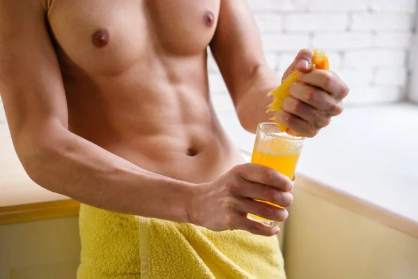 Gesunder Lebensstil. fitter Mann trinkt Orangensaft — Stockfoto
