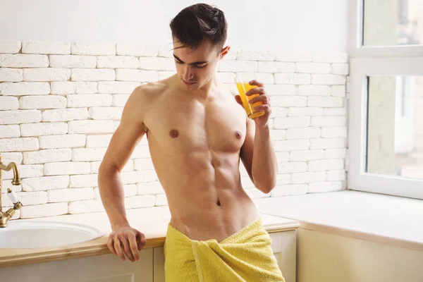 Πρωινή ρουτίνα, fit άνδρα αρχίζοντας την ημέρα με χυμό — Φωτογραφία Αρχείου