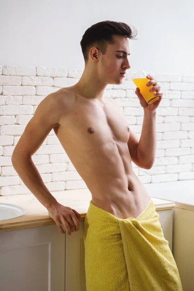 Estilo de vida saludable. apto hombre beber jugo de naranja —  Fotos de Stock