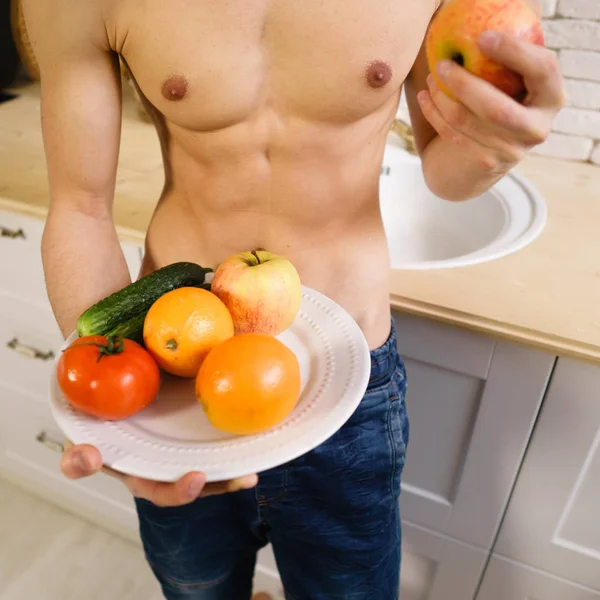 Homem desportivo com corpo perfeito comer comida saudável — Fotografia de Stock