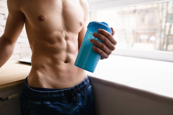 Hombre deportivo con músculo cuerpo bebiendo batido de proteína —  Fotos de Stock