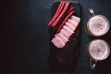 bira ve aperatifler. et mezeler hazır, şarküteri