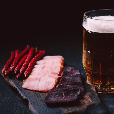 zanaat lager bira ve et aperatifler ayarlayın. Tablo Bar