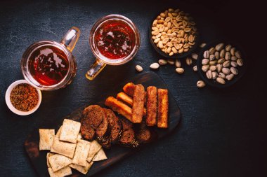 bira ve aperatifler ayarlayın. pub, Restoran, yemek bar