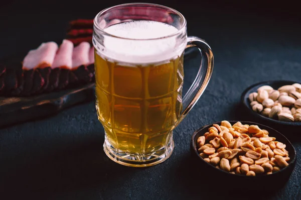 Bira ve aperatifler. Tablo Bar. parti, pub gıda — Stok fotoğraf