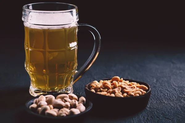 Öl och snacks. Bar bord. restaurang, pub, party — Stockfoto