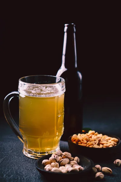 Öl och snacks. Bar bord. restaurang, pubmat — Stockfoto