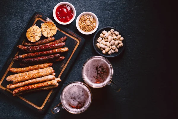 Cerveza y aperitivos de carne. bar, restaurante, comida de bar —  Fotos de Stock