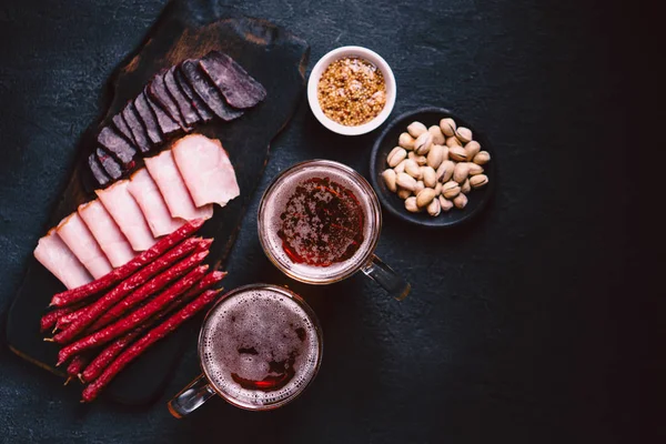 Öl och kött mellanmål set. pub, restaurang, bar mat — Stockfoto