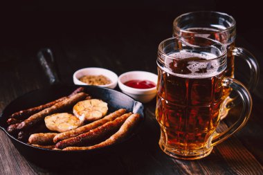 zanaat bira ve sausages.oktoberfest gıda, pub