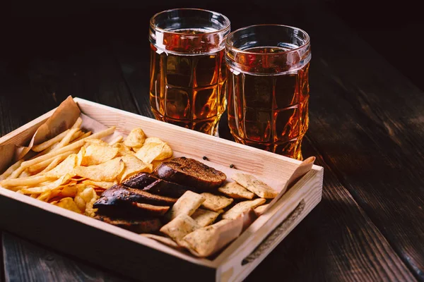 Öl och snacks. restaurang, pub, oktoberfest mat — Stockfoto