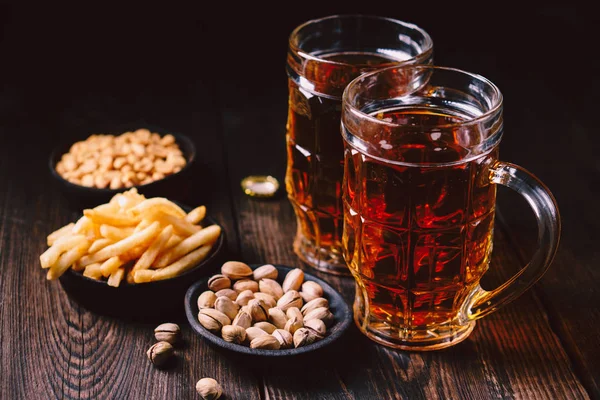 Bar bord. två muggar lager öl och snacks — Stockfoto