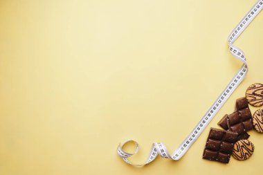 çikolata ve ölçü bandı. diyet ve fitness