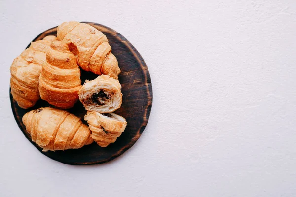 Töltött croissant a csokoládét. konyhai háttérrel Jogdíjmentes Stock Képek