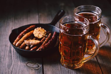 zanaat bira ve sausages.oktoberfest gıda, pub
