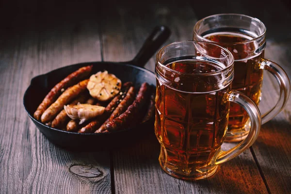 Artesanato cerveja e salsichas.oktoberfest comida, pub — Fotografia de Stock