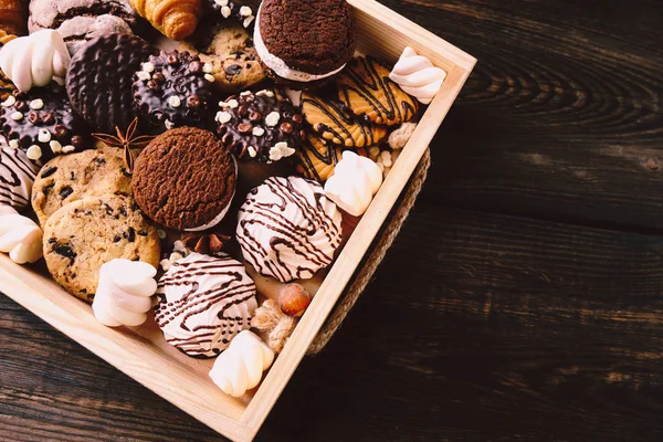 Sortimento de doces em caixa de madeira artesanal. alimentos doces — Fotografia de Stock