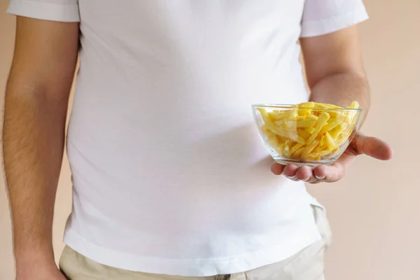 Hombre con sobrepeso comiendo patatas fritas de engorde — Foto de Stock