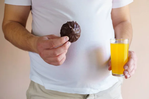 Kilolu adam sağlıksız besi gıda ile — Stok fotoğraf