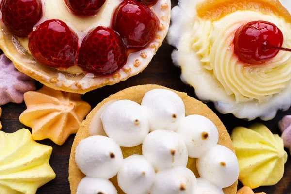 Bolos e biscoitos. sortimento de deliciosas sobremesas — Fotografia de Stock