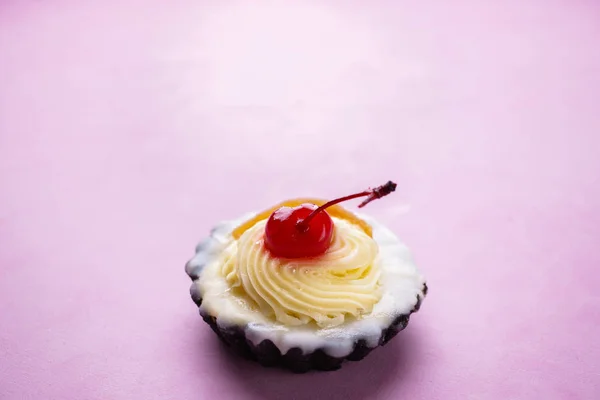 Cupcake no fundo rosa. conceito mínimo de alimento — Fotografia de Stock
