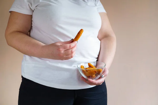 Donna in sovrappeso mangiare pepite di pollo ingrasso — Foto Stock