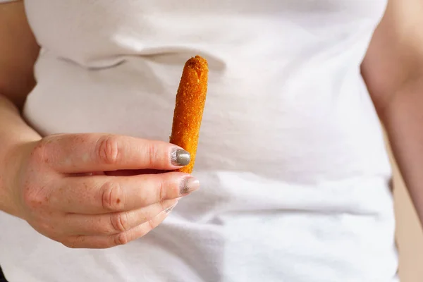 Mujer con sobrepeso comiendo pepitas de pollo de engorde — Foto de Stock