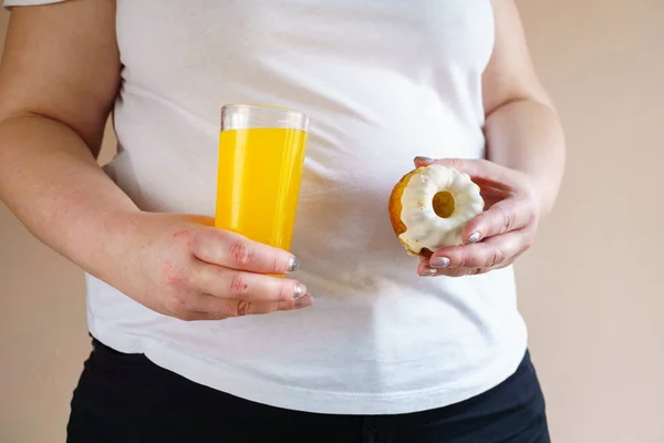 Mujer con sobrepeso y alimentos de engorde poco saludables — Foto de Stock